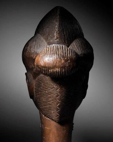 TÊTE D'UNE STATUE FÉMININE BAOULÉ, CÔTE D'IVOIRE...