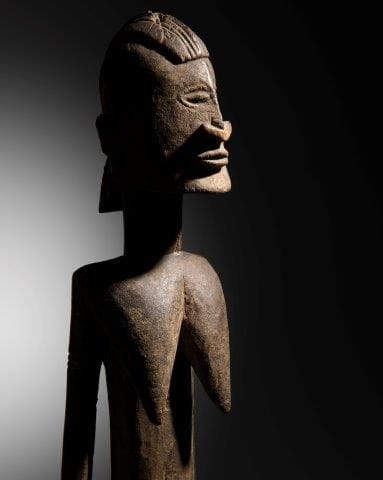 STATUETTE FÉMININE DOGON, MALI Bois dur à...