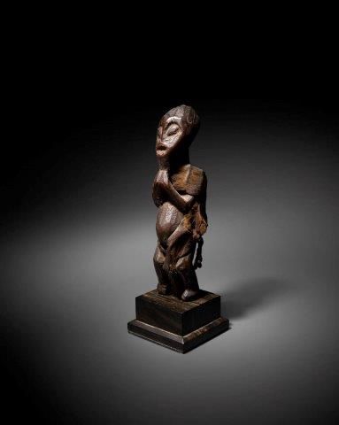 STATUE, BATIÉ, CAMEROUN Bois, peau et fibres
H....