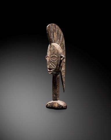 CIMIER ANTHROPOMORPHE AVEC COIFFURE EN CRÊTE,...