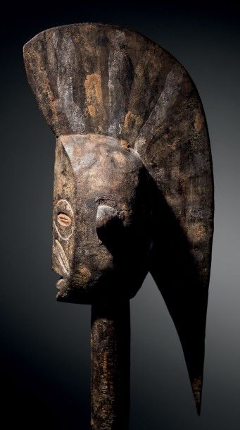 CIMIER ANTHROPOMORPHE AVEC COIFFURE EN CRÊTE,...
