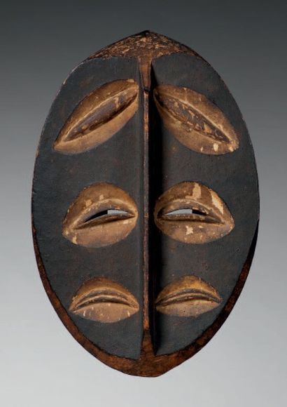 CIMIER ANTHROPOMORPHE AVEC COIFFURE EN CRÊTE,...