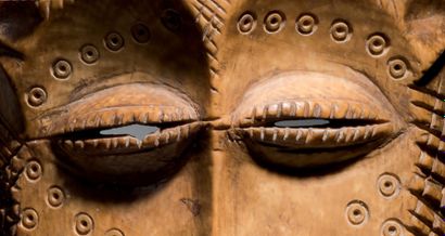 RARE ET IMPORTANT MASQUE EN IVOIRE LEGA,...
