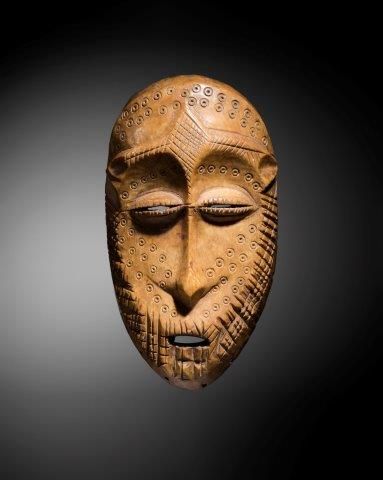 RARE ET IMPORTANT MASQUE EN IVOIRE LEGA,...