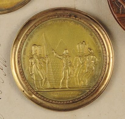 Médaille en cuivre doré estampé en relief...