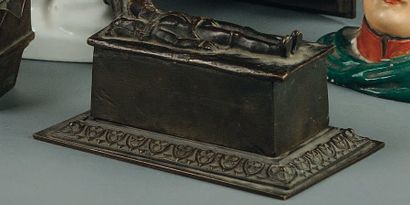Tombeau en bronze avec statuette de Napoléon...