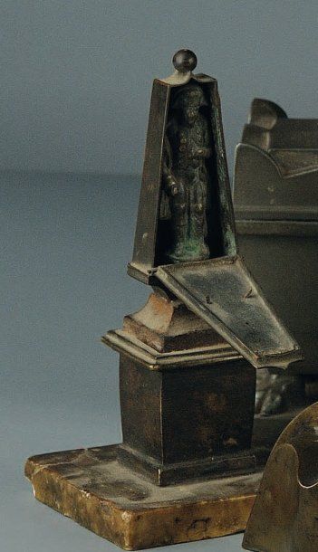 Petit obélisque en bronze renfermant une...