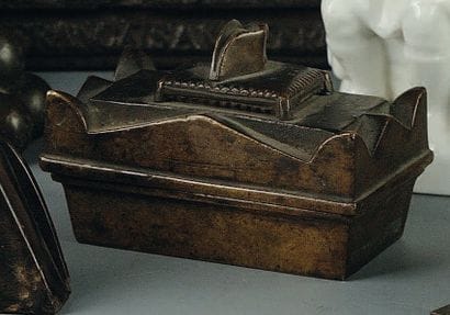 Tombeau en bronze avec à l'intérieur une...