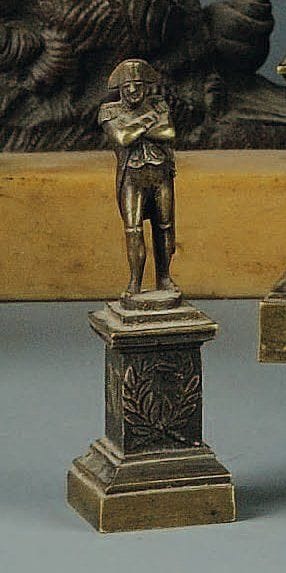 Petite statuette de Napoléon, socle bronze,...
