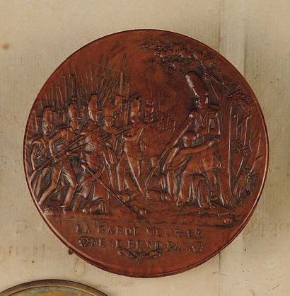 Boîte ronde en buis avec couvercle sculpté...