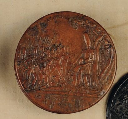 Boîte ronde en buis avec couvercle sculpté...