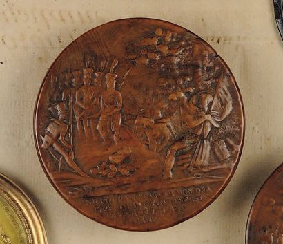 Boîte ronde en buis avec couvercle sculpté...