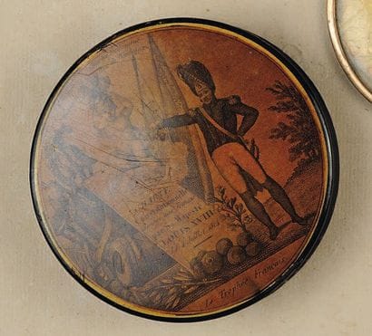 Boîte ronde finition « vernis Martin » avec...