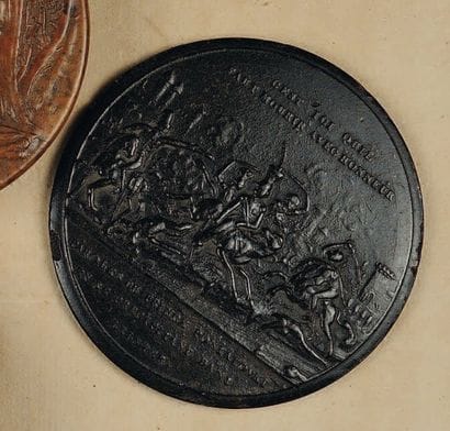 Dessus de boîte ronde représentant en relief...
