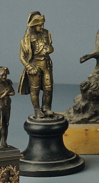 Statuette en laiton de Napoléon en redingote...