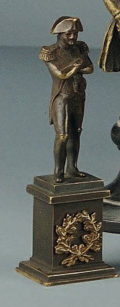 Statuette en bronze de Napoléon en redingote,...