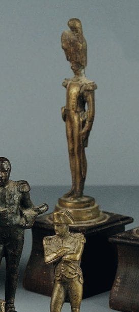 Statuette en bronze représentant un Officier...