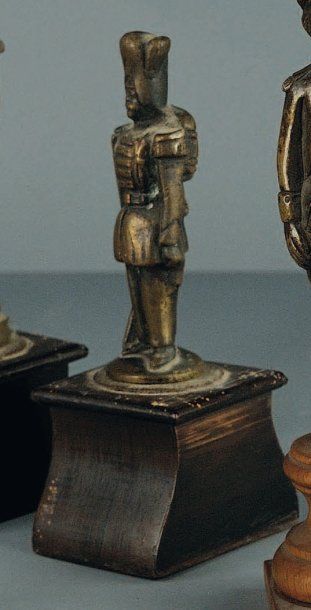 Statuette en bronze représentant un Grenadier...