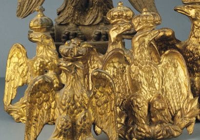 Lot de 3 aigles de pavoisement en tôle dorée,...