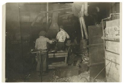 Ewis W. Hine (1874-1940)
Indiana Glassworks...
