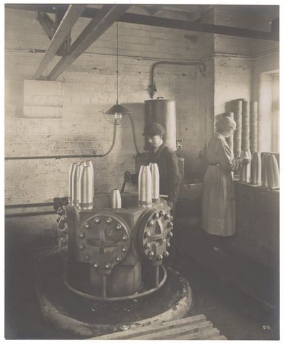 Henry Bedford Lemere (1865-1944)
Ouvrière...