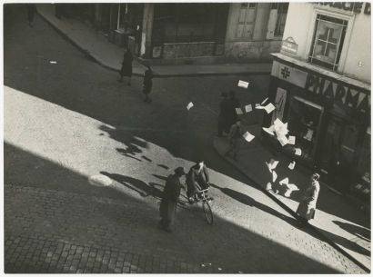 Robert Doisneau (1912-1994)
Lancer de tracts...