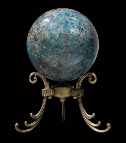 Sphère d'Apatite verte
Madagascar
Posée sur...