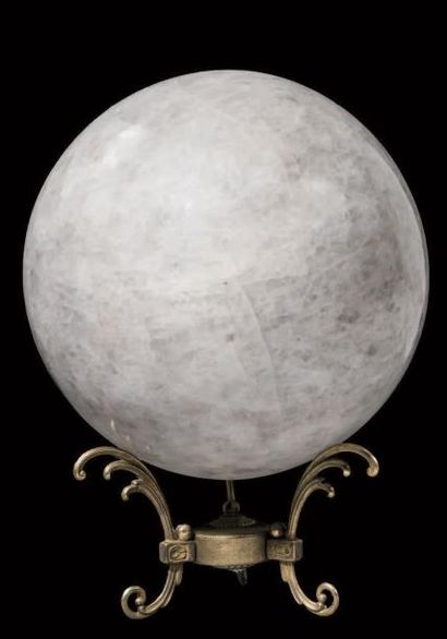 Grande sphère de Quartz massif
Madagascar
Posée...