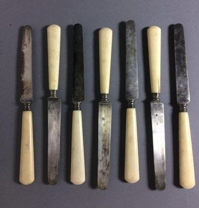 7 couteaux à fruit, lames en argent 950 millième,...