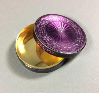 Petite boîte en vermeil et émail violine...