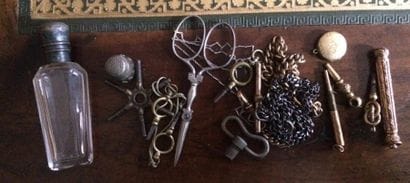 Petit lot de chaines, couteaux, remontoirs,...