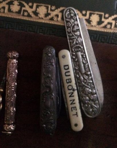 Petit lot de chaines, couteaux, remontoirs,...
