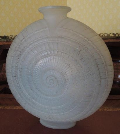LALIQUE
Vase escargot (égrenures)