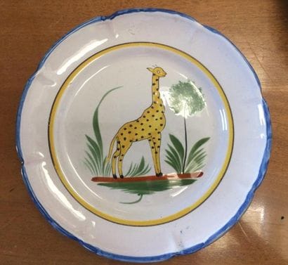 WALY
Assiette à bord coutourné à décor polychrome...