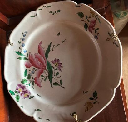 Lot comprenant 7 assiettes, 1 plat ovale...