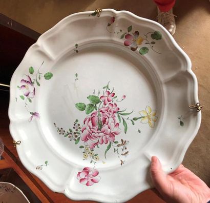 Lot comprenant 7 assiettes, 1 plat ovale...