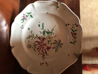 Lot comprenant 7 assiettes, 1 plat ovale...