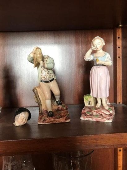 Suite de deux statuettes en faience polychrome
Jeune...