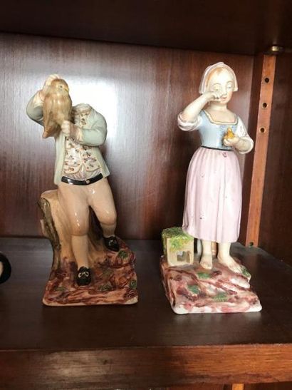 Suite de deux statuettes en faience polychrome
Jeune...