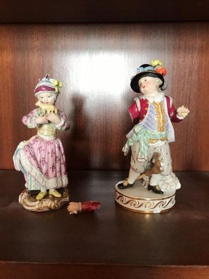 Deux statuettes en porcelaine polychrome...