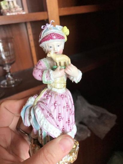 Deux statuettes en porcelaine polychrome...
