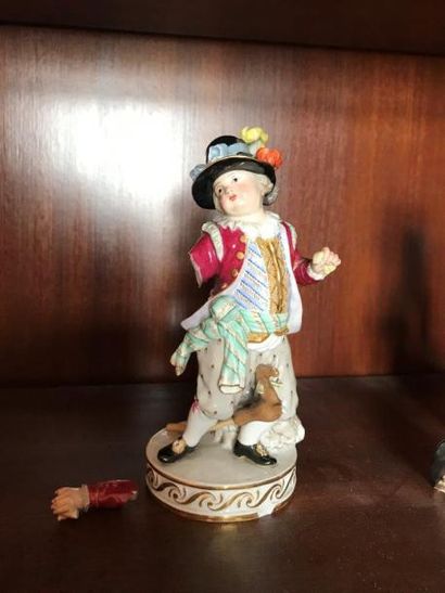 Deux statuettes en porcelaine polychrome...