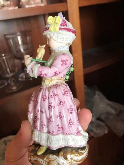 Deux statuettes en porcelaine polychrome...