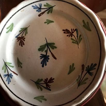 Lot d'assiettes en faience de diverses manufactures...