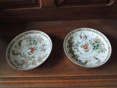 CHINE
Paire d'assiettes en porcelaine famille...