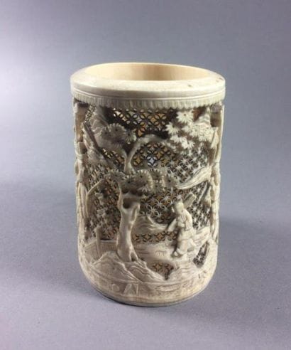 CHINE
Porte-pinceaux en ivoire à décor ajouré,...