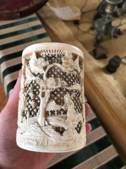 CHINE
Porte-pinceaux en ivoire à décor ajouré,...