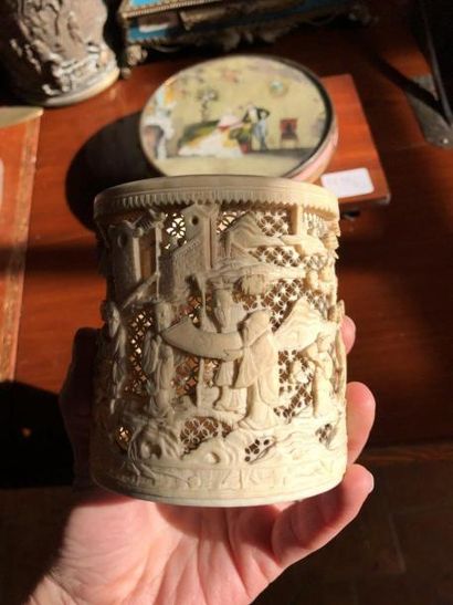CHINE
Porte-pinceaux en ivoire à décor ajouré,...