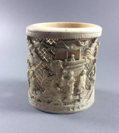 CHINE
Porte-pinceaux en ivoire à décor ajouré,...