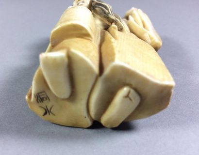 Netsuke en ivoire visage mobile Accidents...